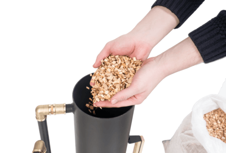 Уже при минимальной тяге плотность дыма оптимальна для холодного копчения. А расход щепы 95 гр/час Расход щепы 95 грамм/час