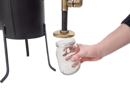 В смолоуловитель стекает конденсат и "отработка". Смолы не попадают на продукты. Сборник смол дымогенератора Ворон